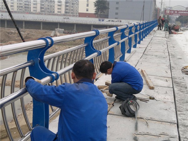 垫江不锈钢桥梁护栏除锈维护的重要性及其方法