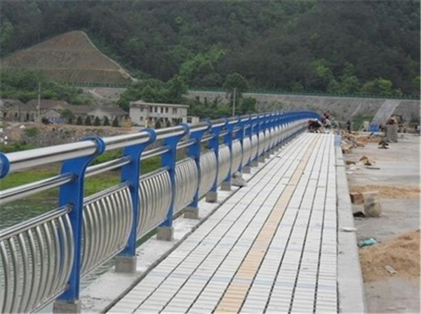 垫江不锈钢桥梁护栏的特性及其在现代建筑中的应用