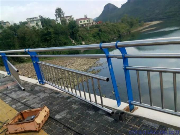 垫江不锈钢复合管护栏是一种卓越的防护材料